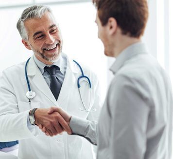 Na foto Dr. Eduardo e seu paciente Augusto que obteve ganho de 8.5 cm após o uso regular de HONEY CAPS